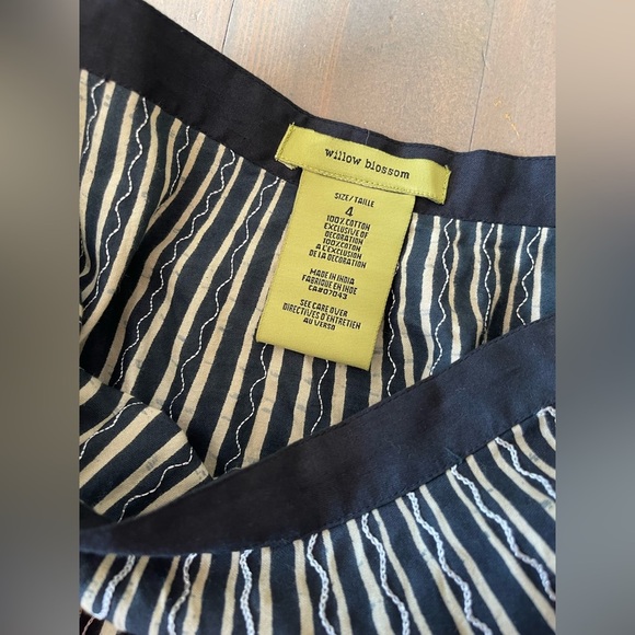 Black and Gold Pleated Skirt Size 4 - Picture 6 of 7